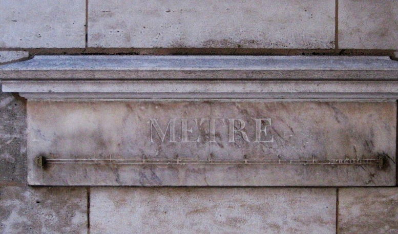 Один из публичных эталонов метра, выставленных на улицах Парижа в исторические времена